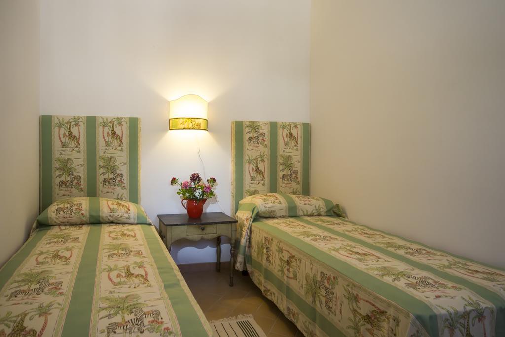 Le Case Dello Zingaro Contrada Sauci Grande Room photo